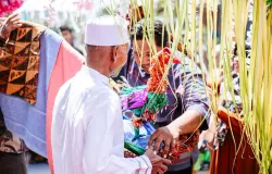 Setelah ’65 abangan dituding ateis, antek komunis, dan dibasmi habis. Namun begitu agama rakyat ini tidak pernah benar-benar hilang. (Sumber: Pexels/afiful huda)