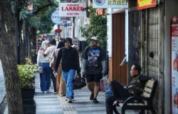 Kawasan legendaris Braga bukan sekadar jalan, melainkan lembaran sejarah yang hidup, menyatu dengan denyut nadi modernitas kota. (Sumber: Ayobandung.id | Foto: Kavin Faza)