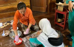 Neneng Suminar memperlihatkan cara membuat spageti dari mikong (mi singkong). (Sumber: ayobandung.id | Foto: Ikbal Tawakal)