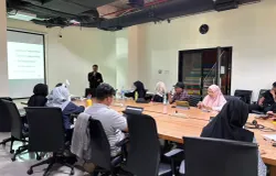 Rizki Sanjaya sedang memaparkan materi kepada para peserta Workshop Seni Menulis Copywriting. (Sumber: Dokumentasi pribadi | Foto: Yogi Esa Sukma Nugraha)
