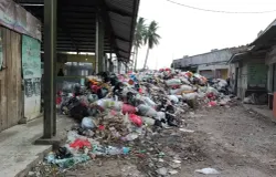 Sampah masih menjadi salah satu masalah besar di Kawasan Bandung Raya. (Sumber: ayobandung.com | Foto: Mildan Abdallah)