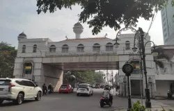 Jembatan ikonik Jalan Asia Afrika. (Sumber: Ayobandung.com | Foto: Magang Foto/Ilham Ahmad Nazar)