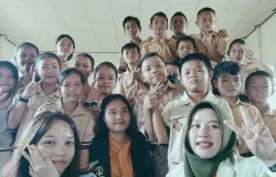 Foto mengajar di SD Tewang Kadamba, Kalteng. (Foto: Eka)