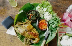 Kalau kita bicara makanan Sunda, hampir pasti yang pertama kali muncul di kepala adalah lalapan. (Sumber: Unsplash/Keriliwi)