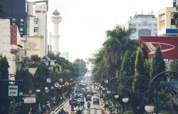 Bandung, kota kreatif dengan sejuta potensi, kini berhadapan dengan paradoks hijau. (Sumber: Unsplash/Ikhsan Assidiqie)