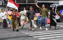 Kampanye pakai sarung dengan fashion show di jalanan yang dilakukan oleh pecinta budaya di Semarang. Diperingati 3 Maret, sarung punya sejarah panjang. (Sumber: Ayo Semarang.com | Foto: Audrian Firhannusa)