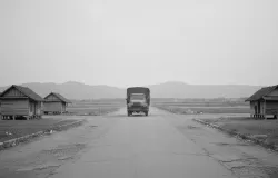 Ilustrasi truk melintasi jalanan Cileunyi, Bandung, tahun 1950-an.