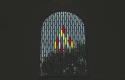 Ilustrasi ruangan dalam gereja. (Sumber: Unsplash/Kaja Sariwating)