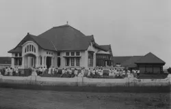 Bangunan Kweekschool Bandung sekitar tahun 1920-an. (Sumber: Tropenmuseum)