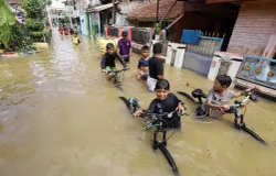 Banjir di salah satu wilayah Kota Bandung. (Sumber: Ayobandung.id | Foto: Irfan Al-Faritsi)