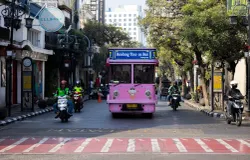 Bandros atau Bandung Tour on Bus adalah bus wisata ikonik Kota Bandung. (Sumber: Pexels/arwin waworuntu)