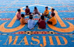 Anak-anak beragama Islam sedang mengaji di masjid. (Sumber: Pexels/Hera hendrayana)