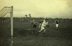 Pertandingan antara SIDOLIG dengan de Militaire Gymnastiek- en Sportschool. (Sumber: KITLV)