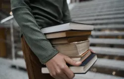 Para penulis yang mengabdikan diri pada sastra terjebak dalam kondisi prekariat—kelas sosial yang hidup dalam ketidakpastian ekonomi. (Sumber: Pexels/Tima Miroshnichenko)