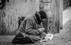 Stigma terhadap pengemis di kota besar seperti Bandung bukan hal baru. Mereka kerap dilabeli sebagai beban sosial, bahkan dianggap menipu publik dengan kedok kemiskinan. (Sumber: Pexels)