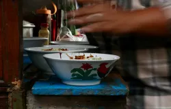 Bubur ayam sering jadi menu sarapan umum di Indonesia. (Sumber: Unsplash/ Zaky Hadi)