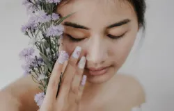 Penggunaan skincare rutin sebagai bentuk mencintai diri sendiri. (Sumber: Pexels/Rheza Aulia)