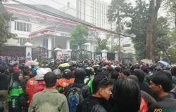 Suasana aksi solidaritas di Kota Bandung, Jumat, 29 Agustus 2025. (Sumber: ayobandung.id | Foto: Gilang Fathu Romadhan)