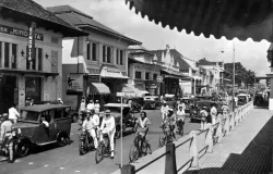 Keramaian Jalan Raya Pos bagian timur di Bandung di era kolonial. (Sumber: Tropenmuseum)