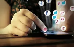 Ilustrasi asyiknya bermedia sosial. (Sumber: pixabay.com | Foto: Istimewa)