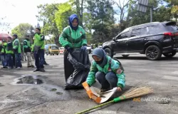 Ratusan driver ojek online se Bandung Raya melakukan aksi simpatik bersih-bersih di depan gedung DPRD Jabar, Jalan Diponegoro, Kota Bandung, Rabu 3 September 2025. (Sumber: Ayobandung.com | Foto: Irfan Al-Faritsi)