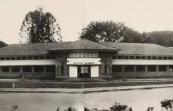 Koffie Pakhuis alias gudang penyimpanan kopi zaman kolonial yang kini berubah fungsi jadi Balai Kota Bandung. (Sumber: KITLV)