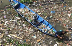 Warga memungut sampah botol dan gelas plastik di bawah jembatan Babakan Sapan (BBS) Batujajar, Kabupaten Bandung Barat (KBB), Jumat 30 Juni 2025. (Sumber: ayobandung.id | Foto: Irfan Al-Faritsi)