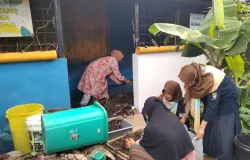 Warga RW 19 Kelurahan Antapani Tengah, Kecamatan Antapani mengadaptasi pola penyelesaian sampah tanpa harus melakukan pengiriman ke TPA. (Sumber: ayobandung.id | Foto: Muslim Yanuar Putra)