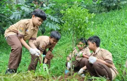 Siswa SD Darul Hikam Bandung memperingati Hari Bumi 2024 dengan aksi nyata menanam pohon di kawasan Dago Giri. Kegiatan kongkret berperan penting menyerap karbon.