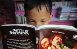 Seseorang sedang asyik membaca. (Sumber: ayobandung.com | Foto: Kavin Faza)