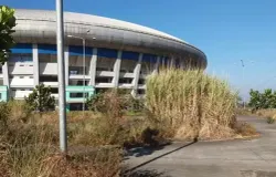Kondisi rumput liar tak terawat di luar Stadion GBLA yang sempat disorot pada 2019 lalu. (Sumber: Ayobandung)
