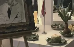 Foto Mei Kartawinata dan Altar Sesajen di Area Pemakannya, Ciparay, Kabupaten Bandung (Sumber: Dokumentasi Pribadi | Foto: Arfi Pandu Dinata)