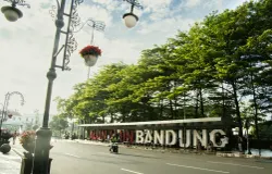Alun-Alun Kota Bandung. (Sumber: Unsplash/Abdul Ridwan)