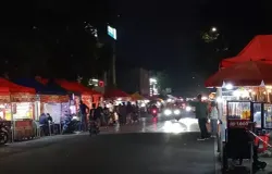 Kuliner malam di Lengkong Kecil, Kota Bandung. (Sumber: Ayobandung | Foto: Magang/Munna Mudrikah)