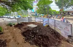 Salah satu proyek yang berlangsung di kota Bandung, beberapa waktu lalu. (Sumber: ayobandung.com | Foto: Irfan Al-Faritsi)