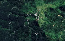 Citra satelit memperlihatkan jalan yang berkelok-kelok menuju puncak gunung. Di sisi timur terlihat cekungan, itulah kawah Gunung Telomoyo. (Sumber: Citra satelit: Google maps)
