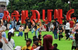 Sejumlah pengunjung bermain di Taman Alun-Alun Bandung, Jalan Asia-Afrika, Kota Bandung, Sabtu 5 April 2025. (Sumber: Ayobandung.id | Foto: Irfan Al-Faritsi)