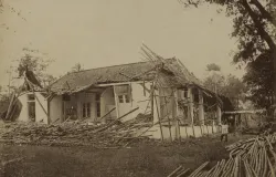 Dokumentasi kerusakan gempa Cianjur 1879. (Sumber: KITLV)