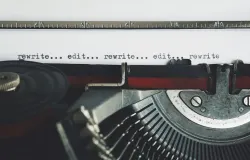 Elipsis adalah tanda baca berupa tiga titik (...) yang digunakan untuk menunjukkan ada bagian yang dihilangkan atau tidak disebutkan. (Sumber: Pexels/Suzy Hazelwood)