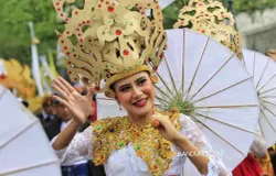 Kirab Budaya Hari Jadi Ke-80 Provinsi Jawa Barat ini diikuti sedikitnya 250 peserta dari 27 kabupaten/kota. (Sumber: Ayobandung.com | Foto: Irfan Al-Faritsi)