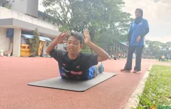 Egi adalah penyandang disabilitas low vision netra, sebuah gangguan penglihatan permanen. (Sumber: ayobandung.id | Foto: Gilang Fathu Romadhan)