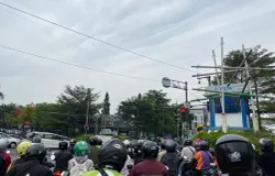 Salah satu titik yang sering mengalami kemacetan parah di Kota Bandung, persimpangan lampu merah di Jalan Djunjunan. (Sumber: ayobandung.id | Foto: Ikbal Tawakal)