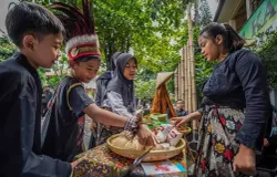 Siswa mengikuti kegiatan permainan tradisional di SDN 164 Karangpawulang, Jalan Karawitan, Kota Bandung, Kamis 5 Desember 2024. (Sumber: ayobandung.com | Foto: Kavin Faza)