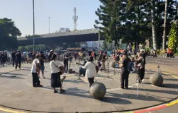 Kegiatan rampak gitar akustik Revolution Is..di Taman Cikapayang