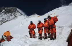 Sofyan Arif Fesa dan ketiga temannya di Camp III Gunung Everest di ketinggian 7.300 meter di atas permukaan laut. (Sumber: Dokumen pribadi Sofyan Arif Fesa.)