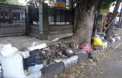 Kondisi Trotoar bagi Pejalan Kaki di Bandung (Sumber: Dokumentasi Penulis | Foto: Dias Ashari)