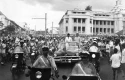 Pemimpin Tiongkok Zhou Enlai bersama Presiden Soekarno berkeliling di Bandung saat KAA 1955. (Sumber: Museum Konferensi Asia Afrika)