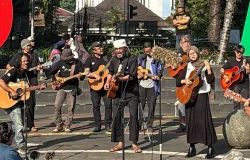 Rampak gitar di Taman Cikapayang. Abah Omtris (tengah depan) berdiri di samping putri Mukti-Mukti, Kembang Padang Ilalang. (Sumber: Dokumentasi Penulis)
