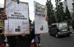 Puluhan warga Dago Elos yang tergabung dalam Forum Dago Melawan melakukan aksi memperingati hari buruh internasional atau MayDay di Taman Cikapayang, Kota Bandung, Rabu 1 Mei 2024. (Sumber: Ayobandung | Foto: Irfan Al Faritsi)