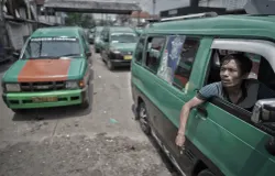 Sopir angkot trayek Cicaheum-Ciroyom saat menunggu kedatangan penumpang. (Sumber: Ayobandung | Foto: Kavin Faza)
